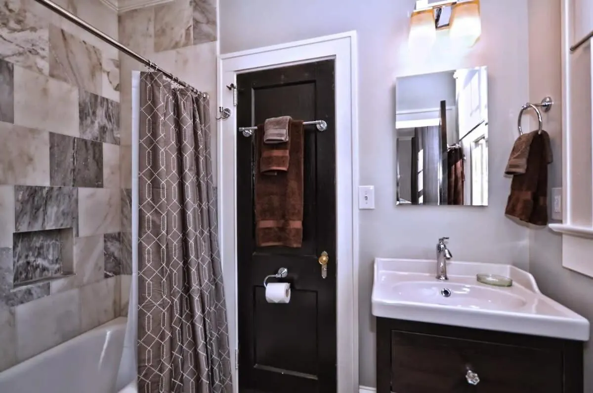 Holiday home 2 Bedroom In Myers Park With Comfortable Screened Porch Charlotte