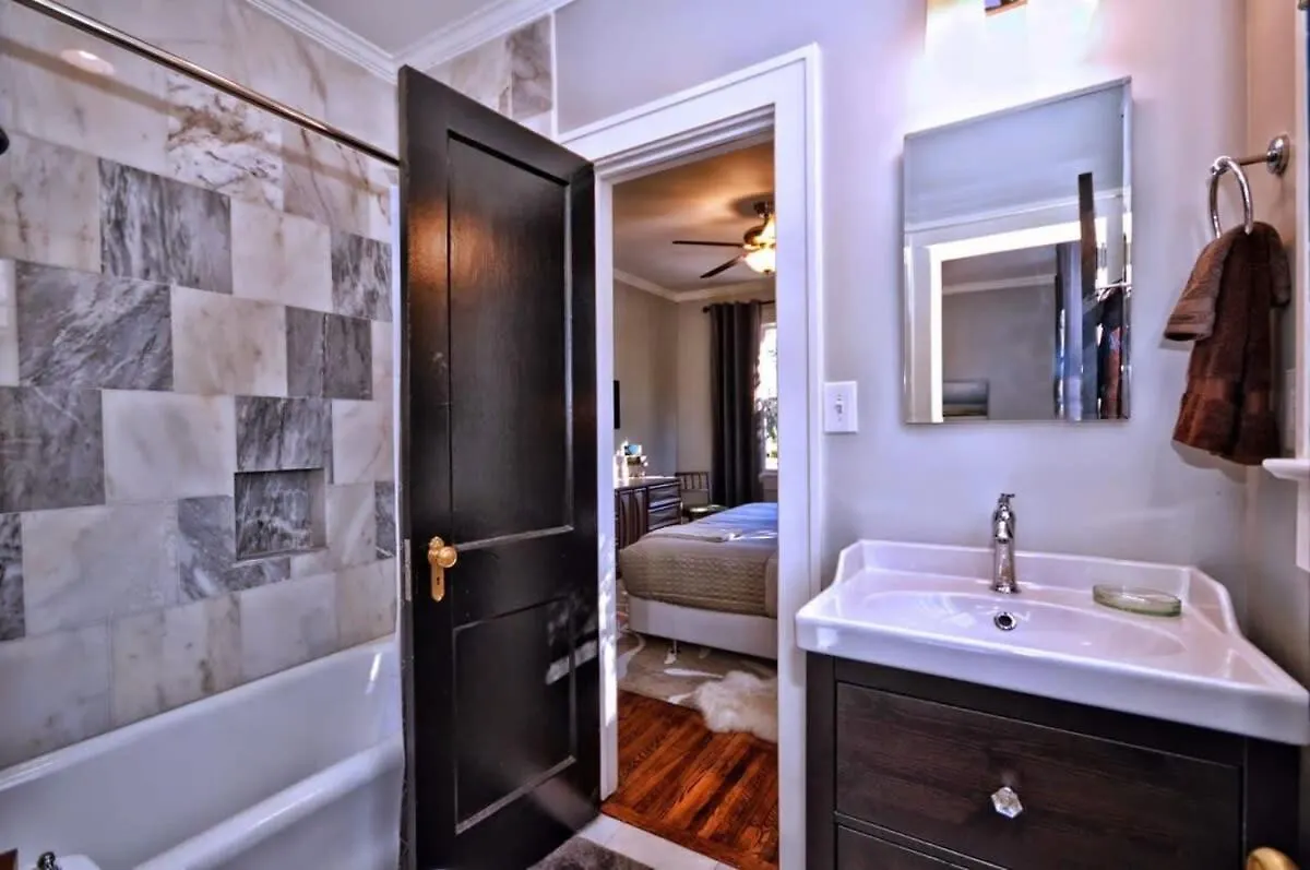 2 Bedroom In Myers Park With Comfortable Screened Porch Charlotte Holiday home