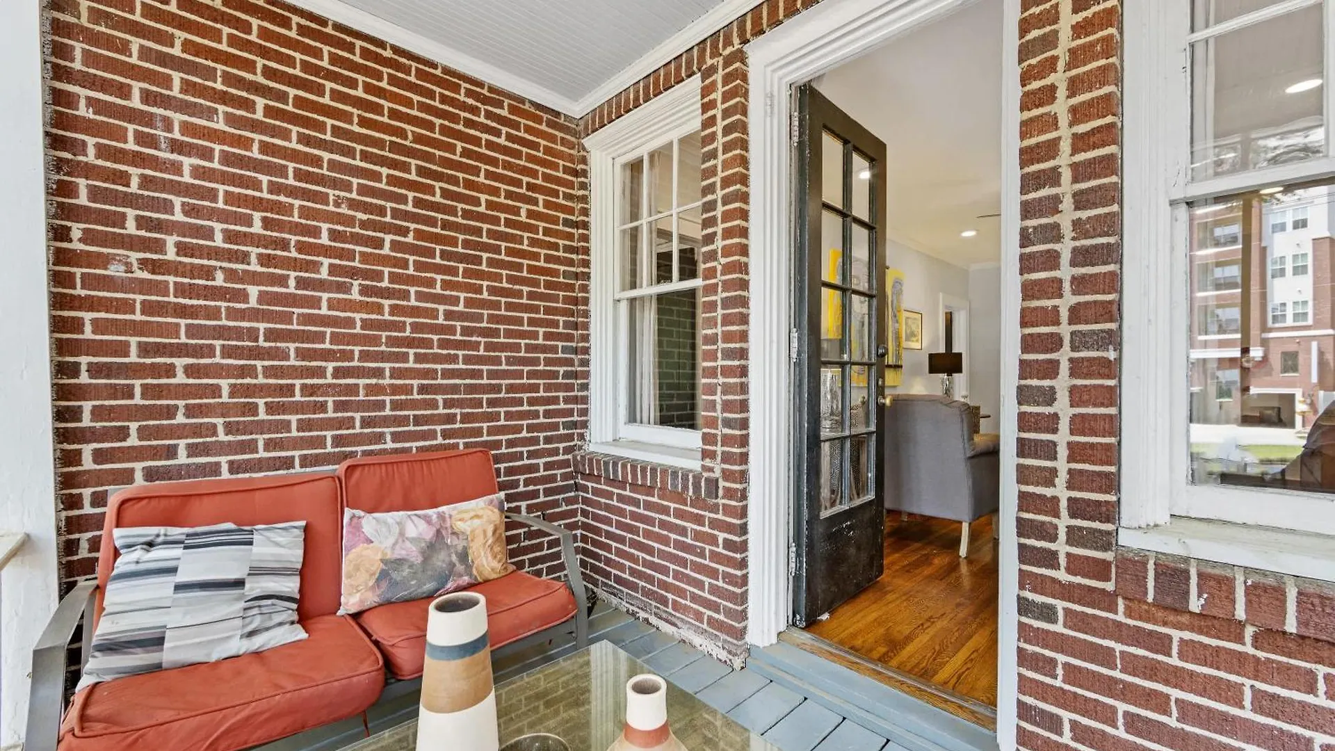 2 Bedroom In Myers Park With Comfortable Screened Porch Charlotte 0*,  USA