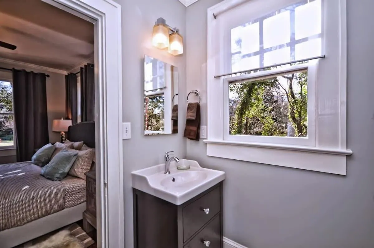 2 Bedroom In Myers Park With Comfortable Screened Porch Charlotte