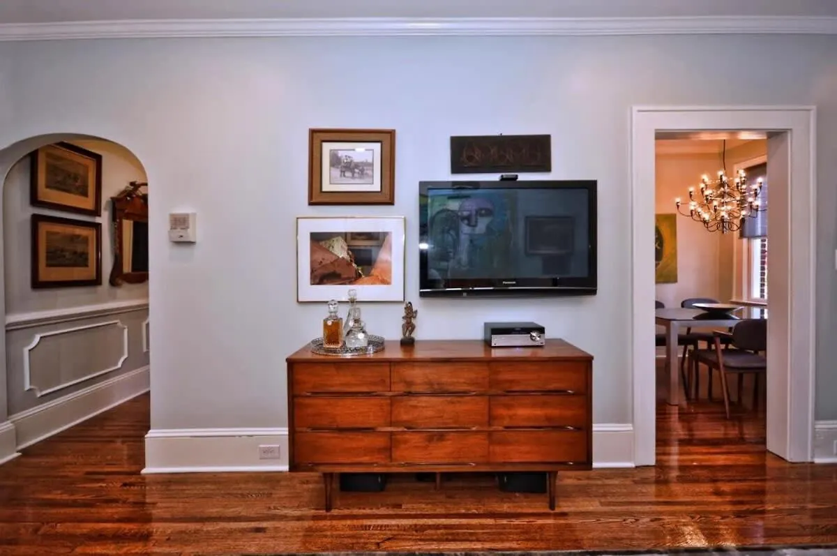 2 Bedroom In Myers Park With Comfortable Screened Porch Charlotte Holiday home
