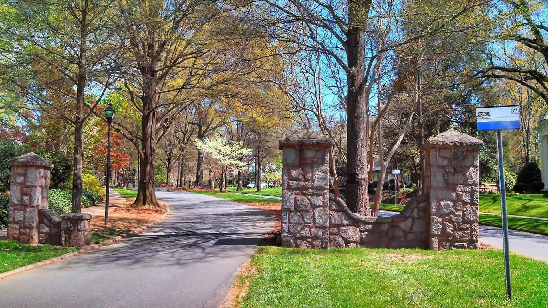 2 Bedroom In Myers Park With Comfortable Screened Porch Charlotte Holiday home
