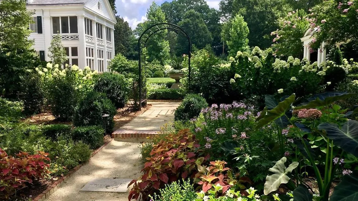 2 Bedroom In Myers Park With Comfortable Screened Porch シャーロット 0*,  米国