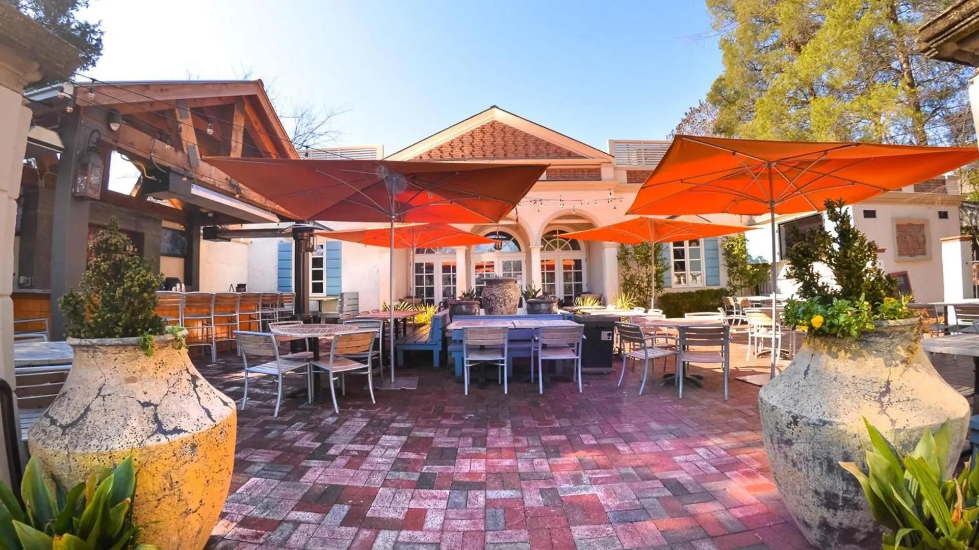 2 Bedroom In Myers Park With Comfortable Screened Porch シャーロット