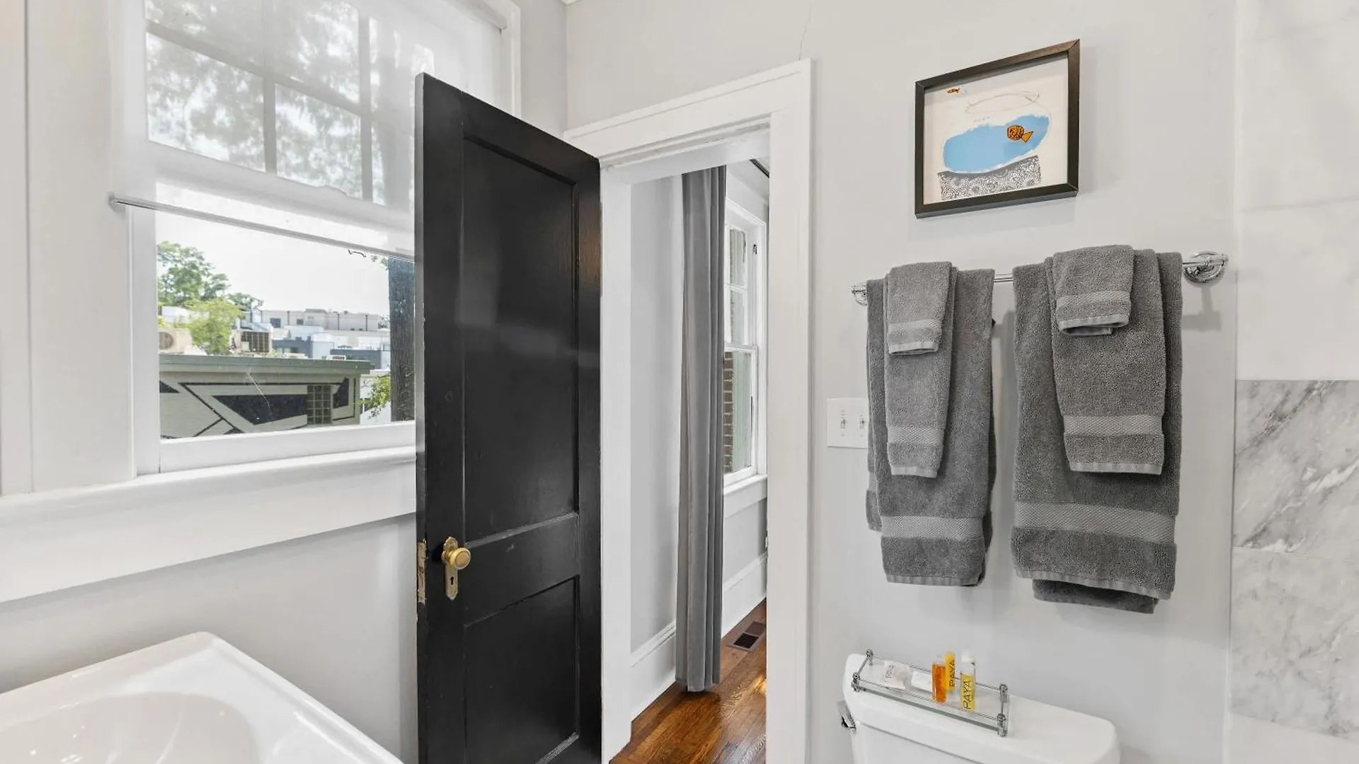 別荘 2 Bedroom In Myers Park With Comfortable Screened Porch シャーロット