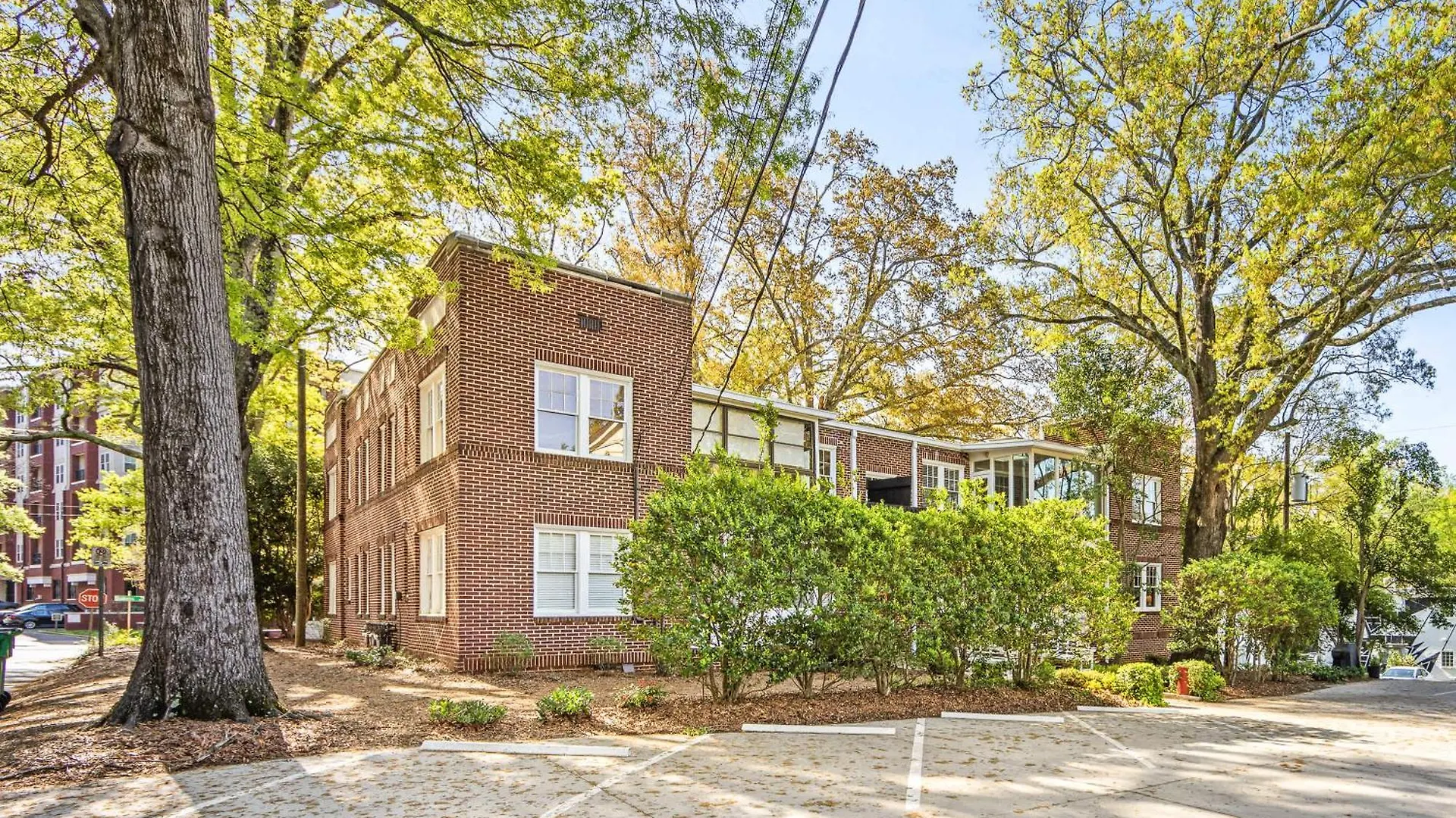 別荘 2 Bedroom In Myers Park With Comfortable Screened Porch シャーロット