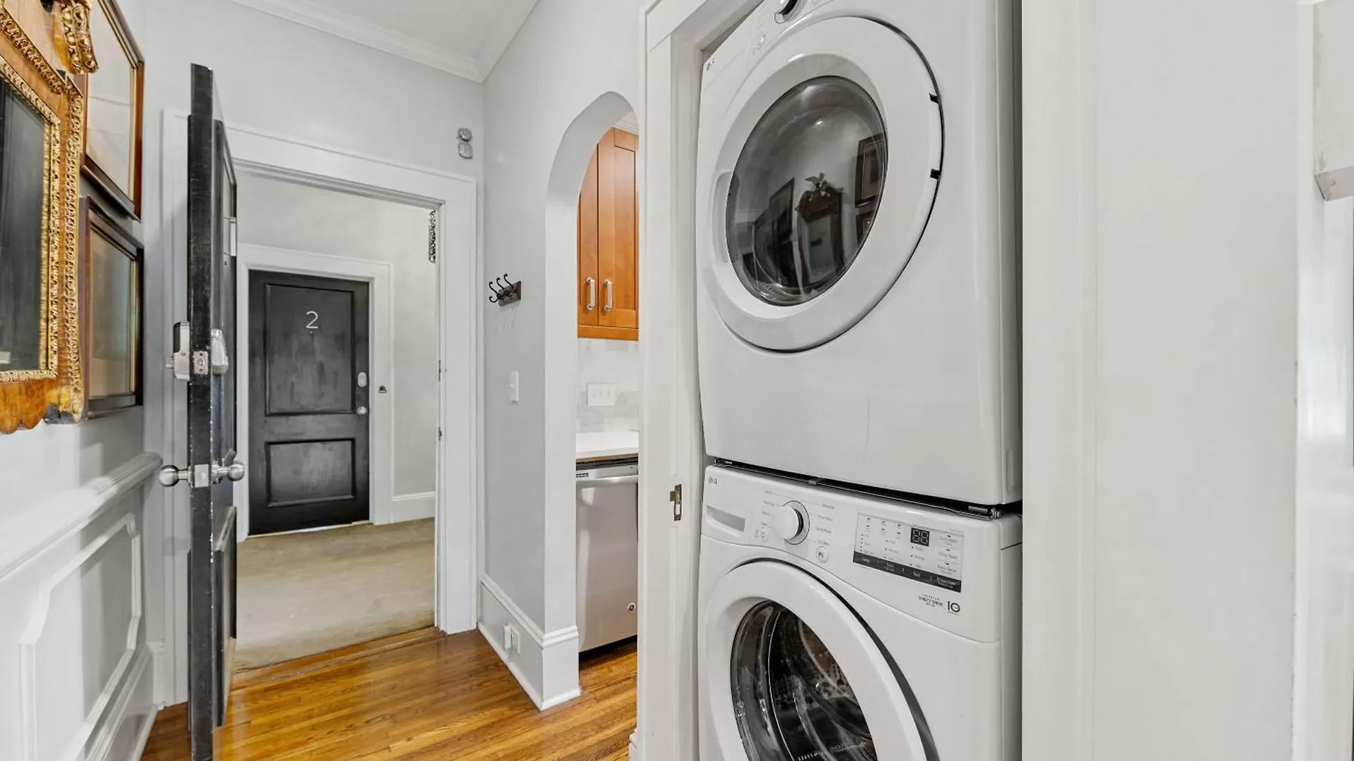 2 Bedroom In Myers Park With Comfortable Screened Porch シャーロット 別荘
