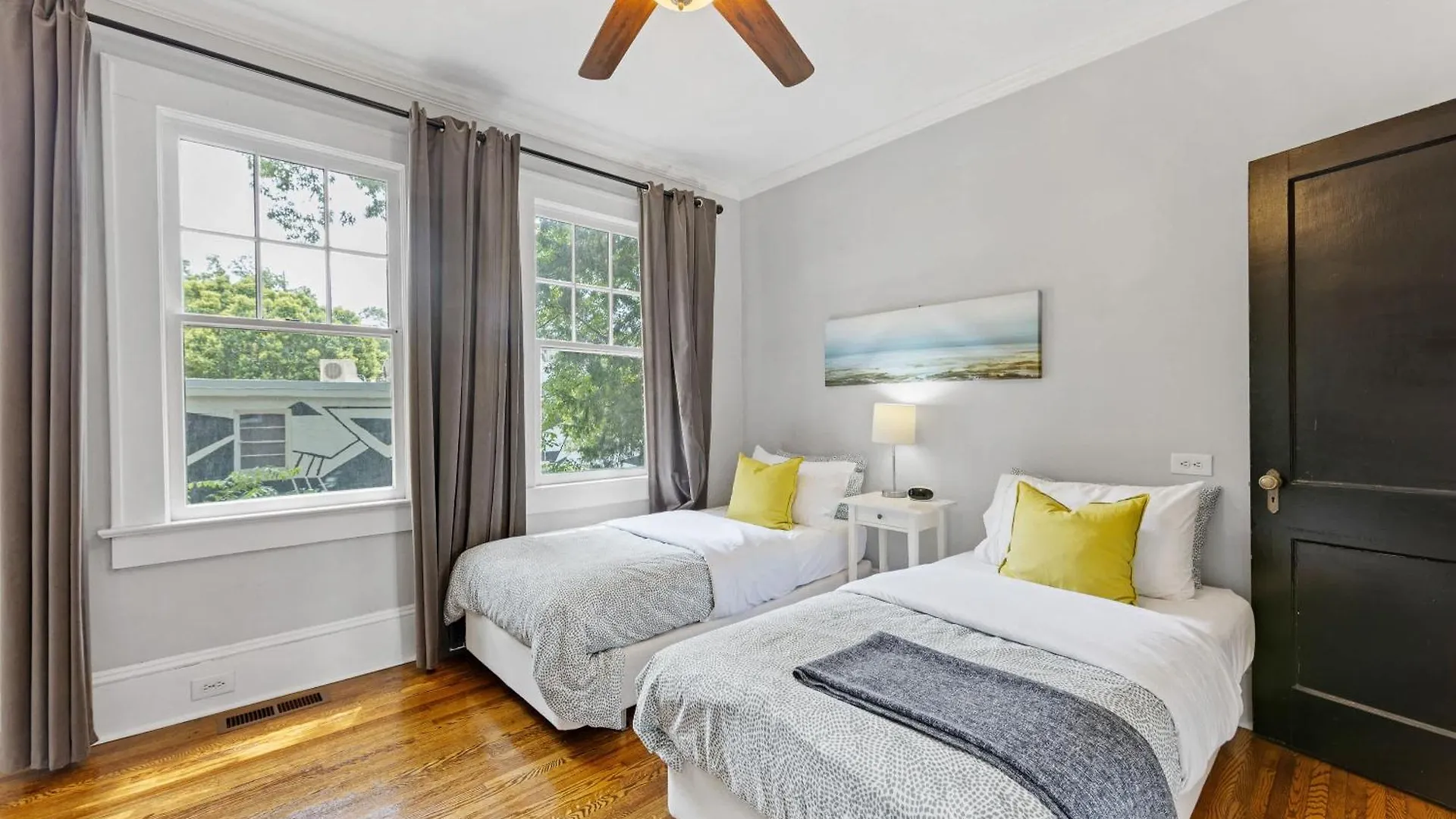 別荘 2 Bedroom In Myers Park With Comfortable Screened Porch シャーロット