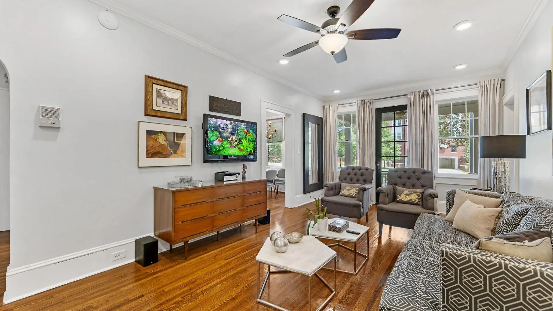 2 Bedroom In Myers Park With Comfortable Screened Porch シャーロット 別荘