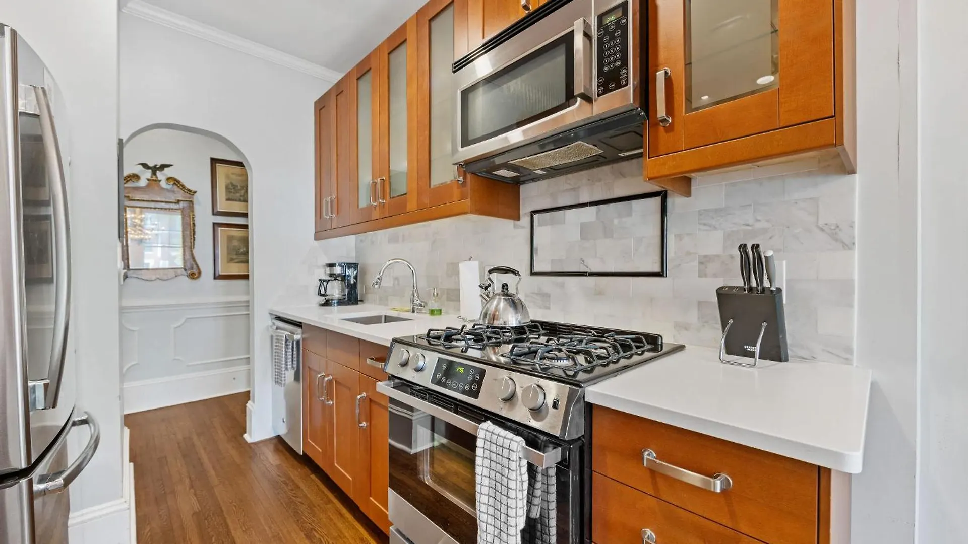 2 Bedroom In Myers Park With Comfortable Screened Porch シャーロット 別荘