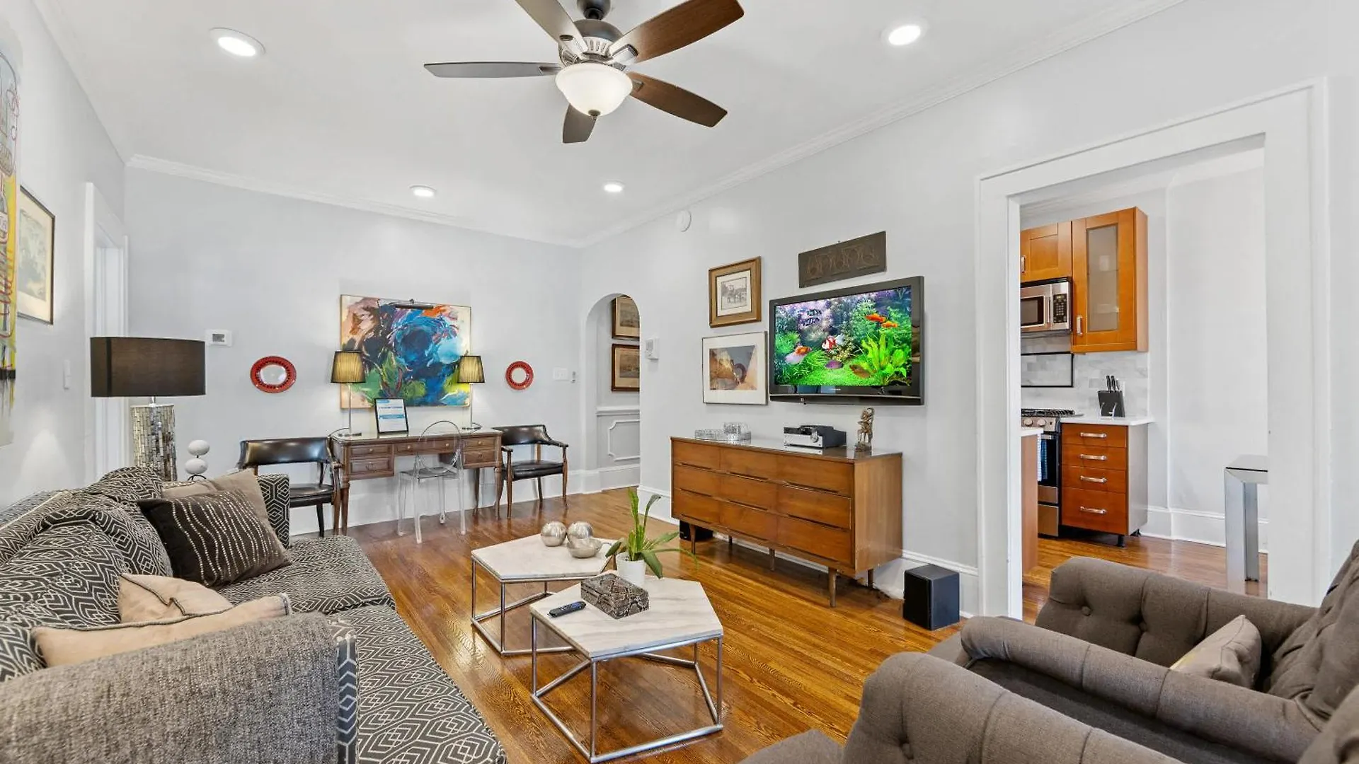 別荘 2 Bedroom In Myers Park With Comfortable Screened Porch シャーロット 米国