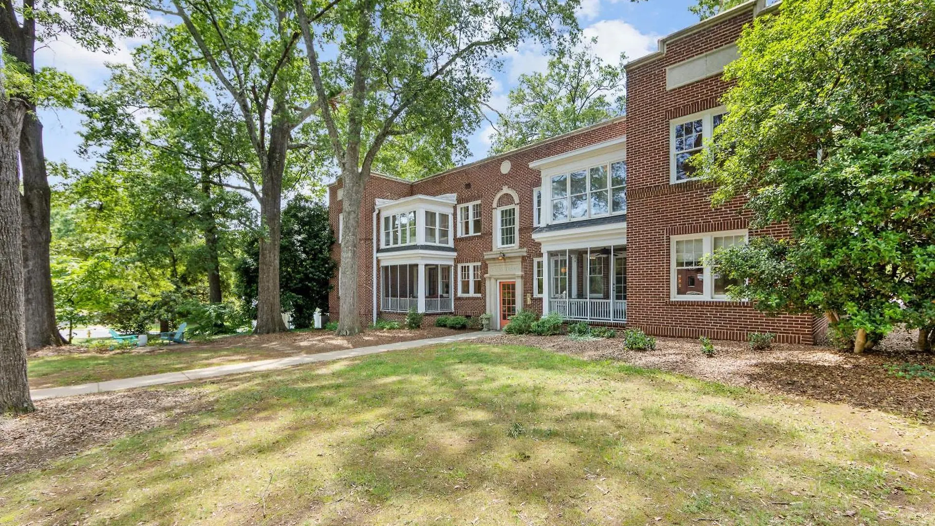 2 Bedroom In Myers Park With Comfortable Screened Porch シャーロット 別荘