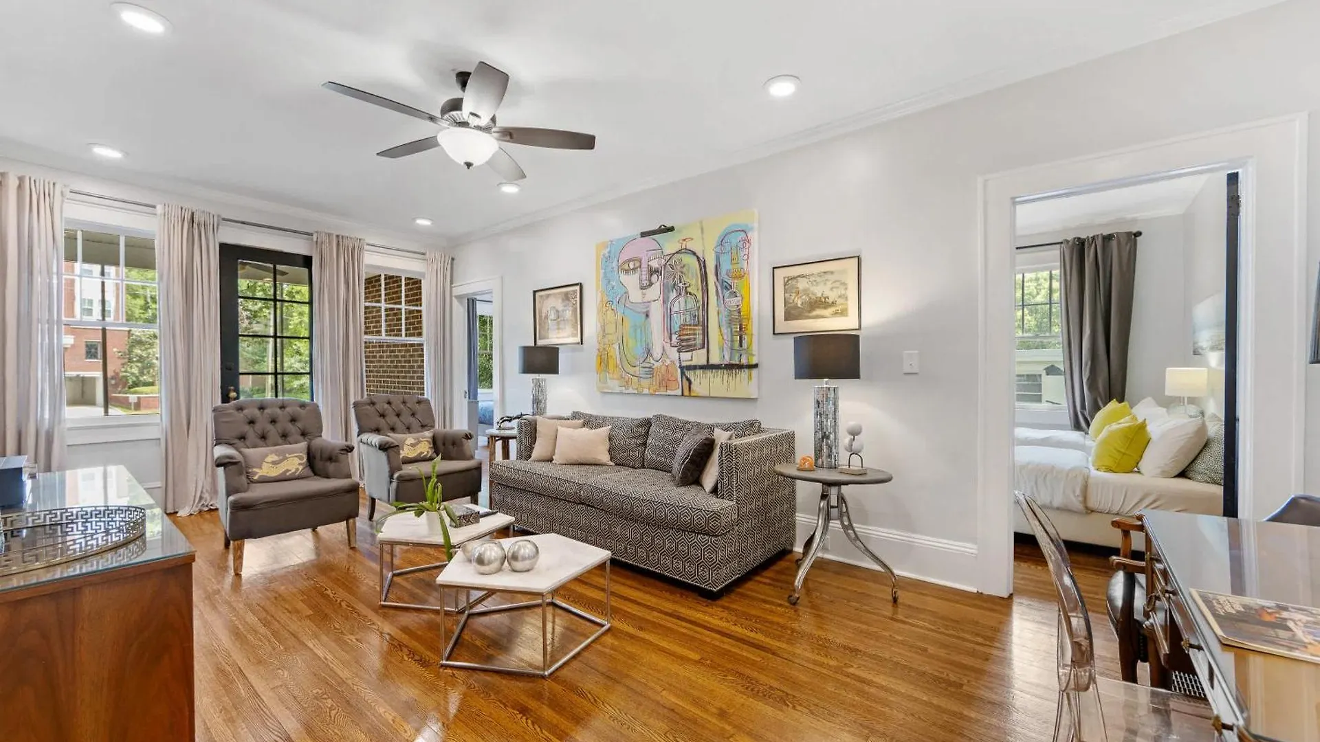 2 Bedroom In Myers Park With Comfortable Screened Porch シャーロット