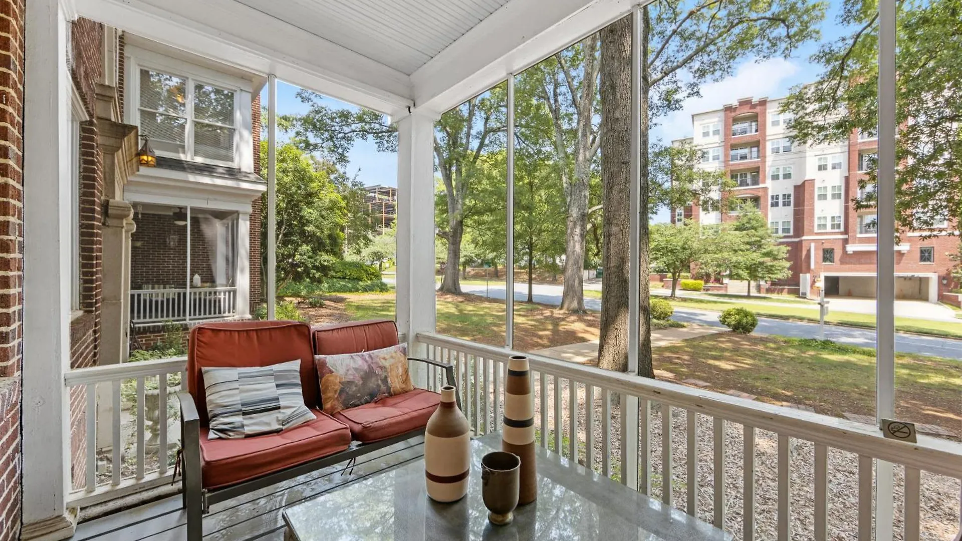 2 Bedroom In Myers Park With Comfortable Screened Porch シャーロット 米国