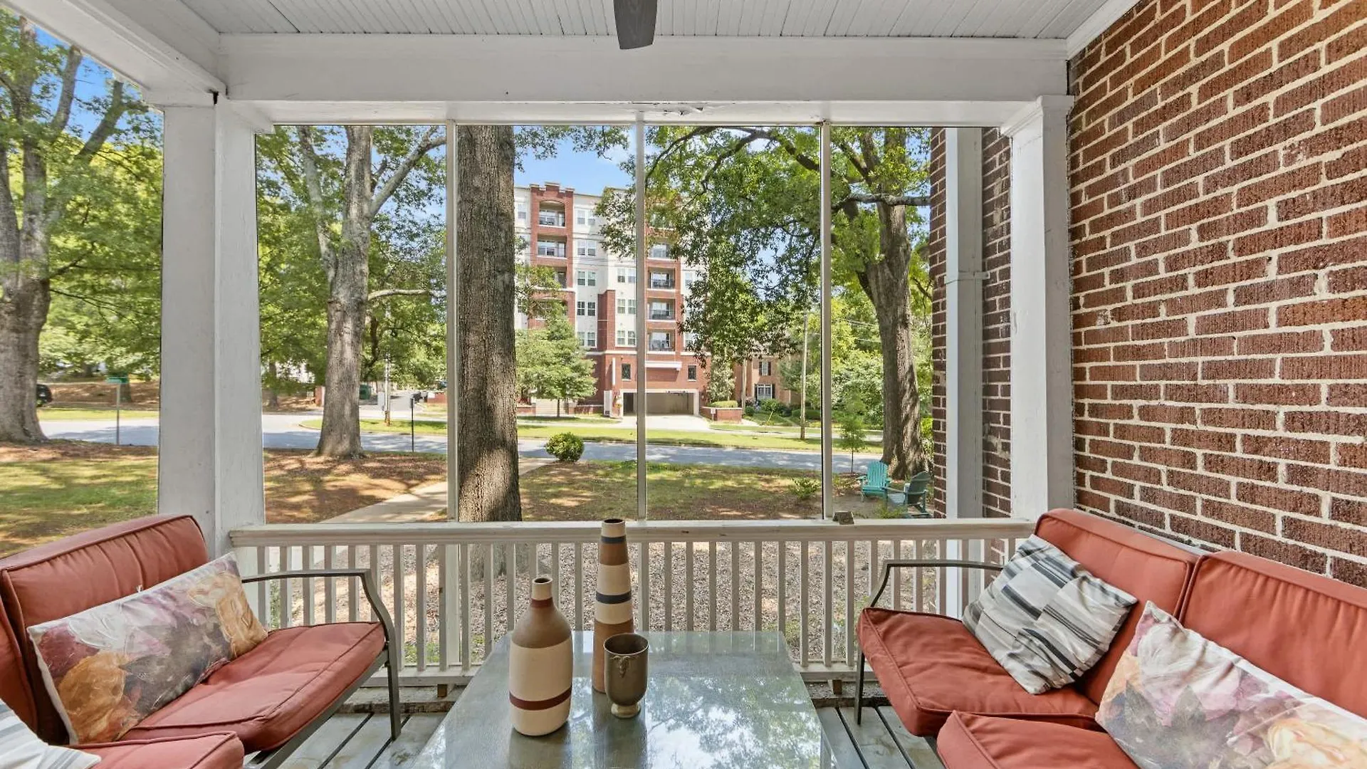 2 Bedroom In Myers Park With Comfortable Screened Porch シャーロット 別荘