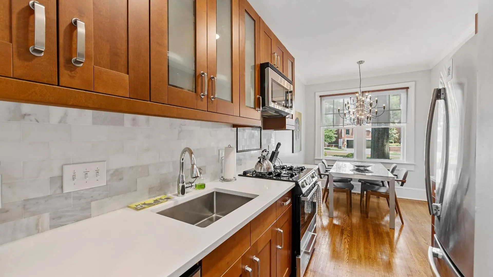 別荘 2 Bedroom In Myers Park With Comfortable Screened Porch シャーロット 米国